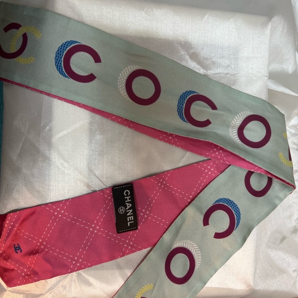Authentic CHANEL Pink CC Printed Silk Twill Slim Bandeau 2023 Limited Edition - Picture 11 of 13
